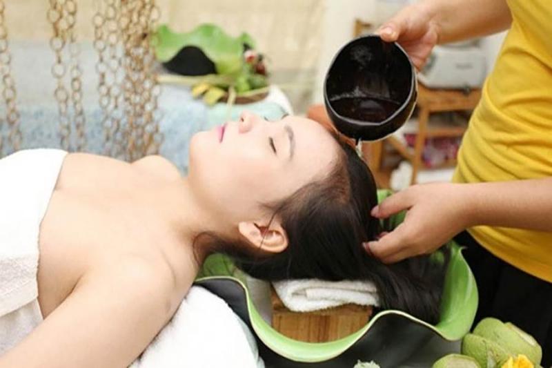 Không gian spa ấm cúng, yên tĩnh với ánh sáng dịu nhẹ, tạo cảm giác thư giãn cho khách hàng trải nghiệm gội đầu dưỡng sinh ở Đà Lạt.
